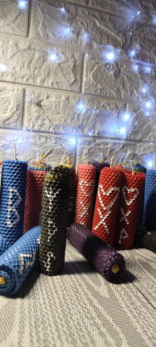 Програмні свічки з вощини, трав, ефірних олій та воску.