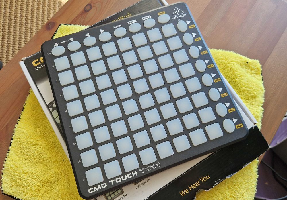 Controlador DJ Behringer CMD touch 64.