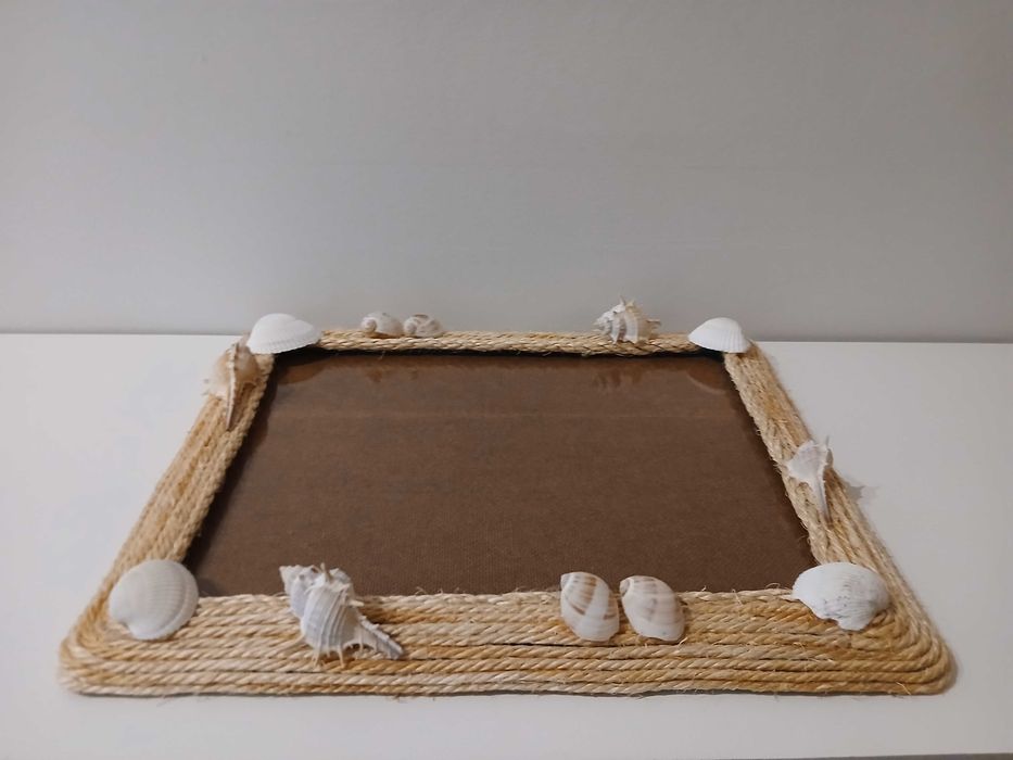 Moldura decorada com ráfia e conchas64552536568706121