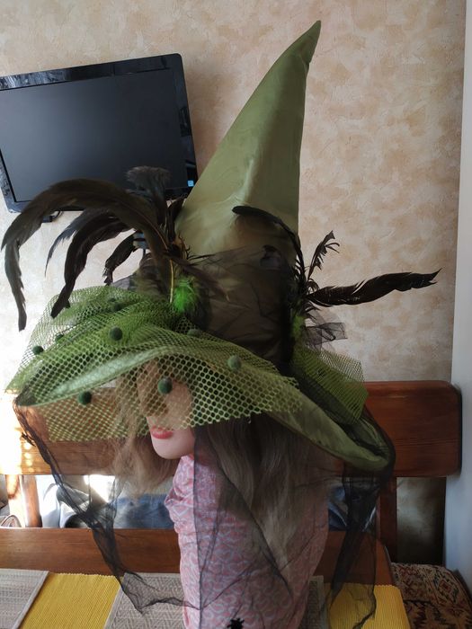 Розкішний зелений капелюх відьми з чорною вуаллю з павуками та пір'ям