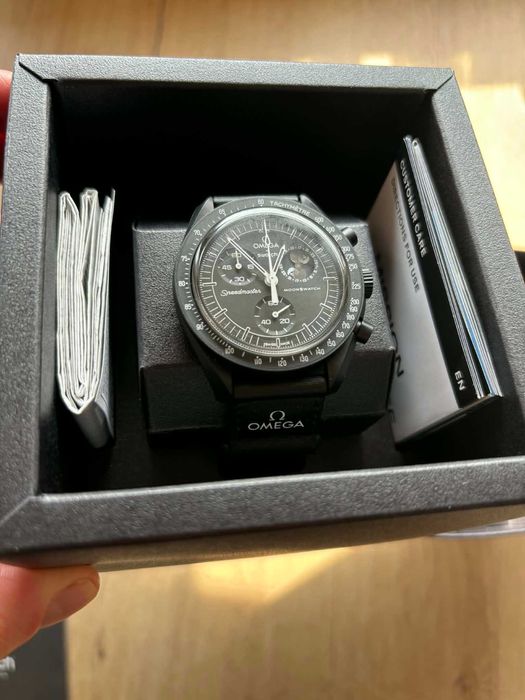 Omega x Swatch Moonswatch Mission to the Moonphase Snoopy New Moon
