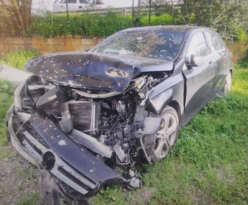 Vendo mercedes benz A200 CDI nacional de 2015 com 150 mil km acidentado salvado