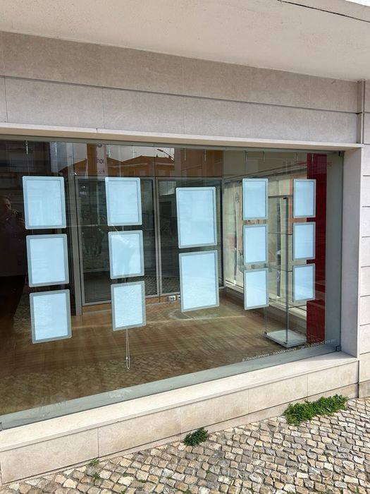 Folha de montra com iluminação