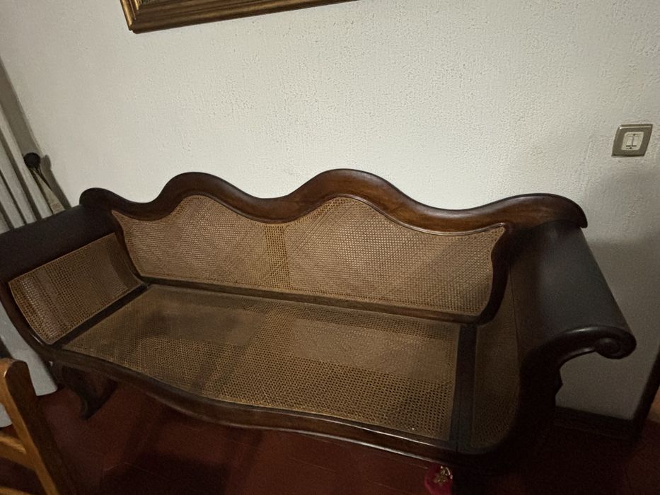 Banco castanho de palhinha