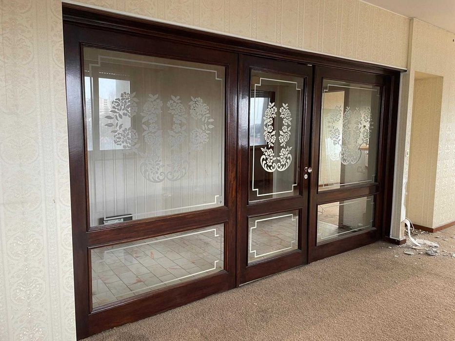 Portas de madeira e vidro