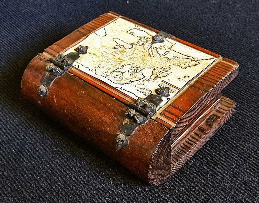Caixa guarda joias em madeira formato livro