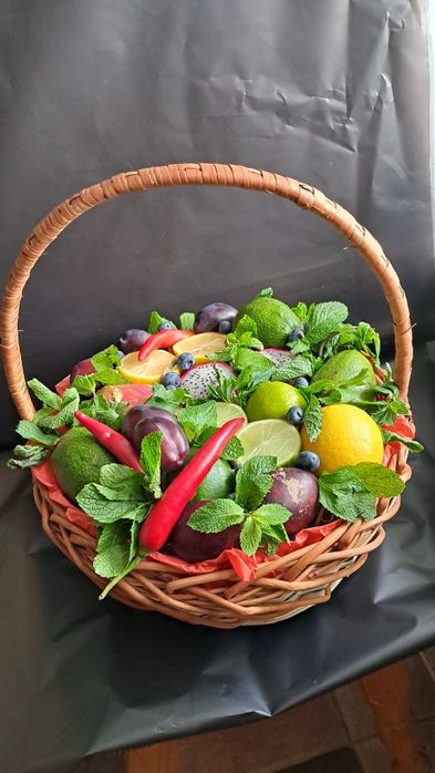 Подарочная корзина, букет и ящик с фруктами