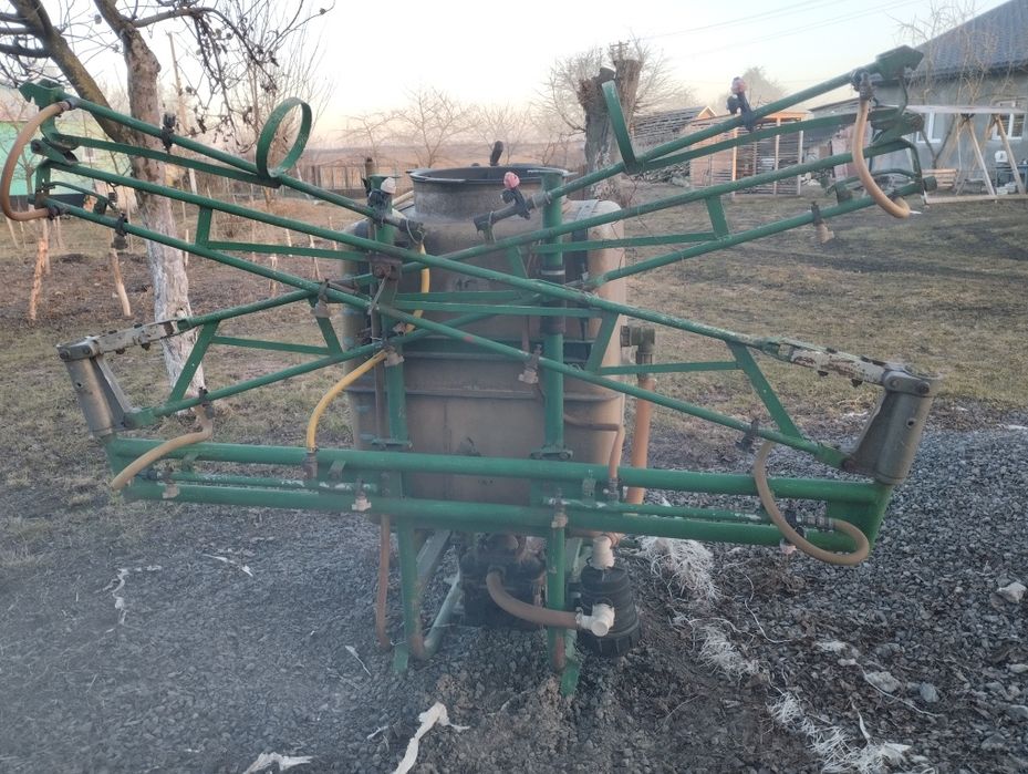 Продам оприскувач до трактора, ємністю 300 л. Ціна договірна.