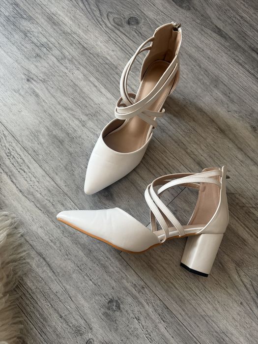 Czolenka slubne biale