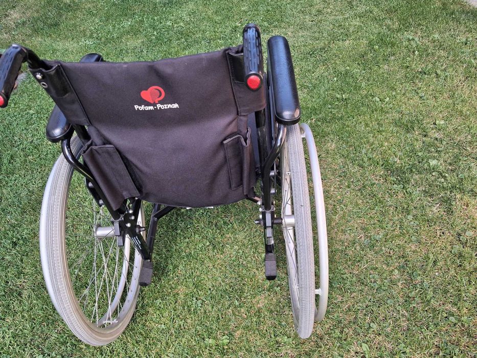 Wózek inwalidzki używany i chodzik w dobrym stanie.