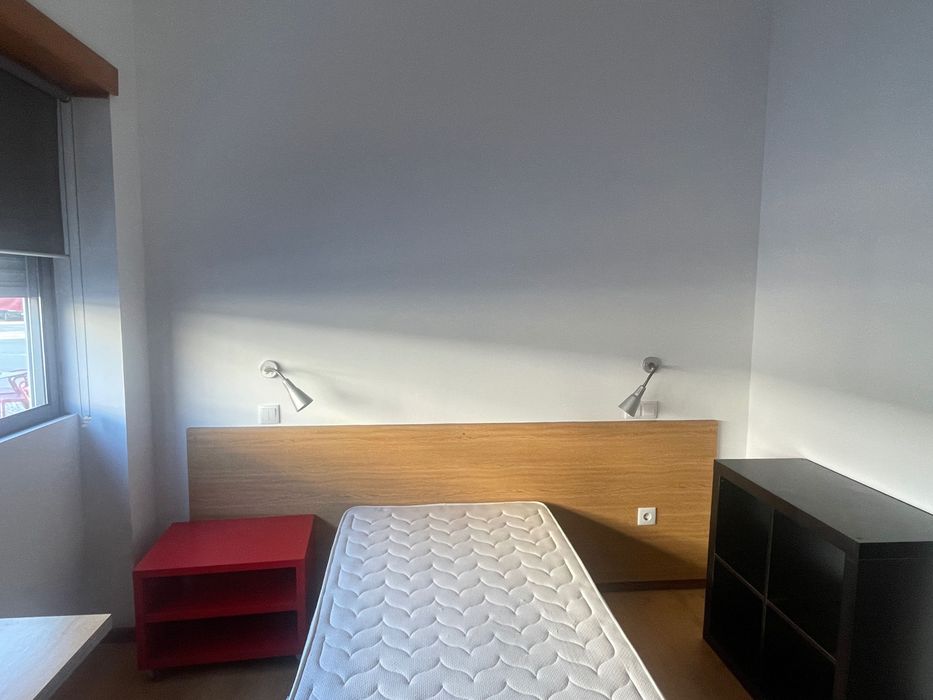 Quarto com instalação sanitária privativa