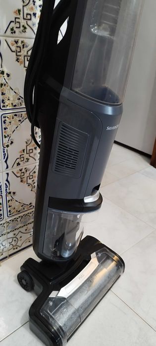 Aspirador limpa e aspira