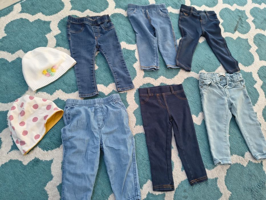 Dżinsy hm 80 plus czapki