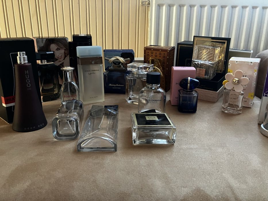 Kolekcjonerski zestaw flakonów po perfumach MCM