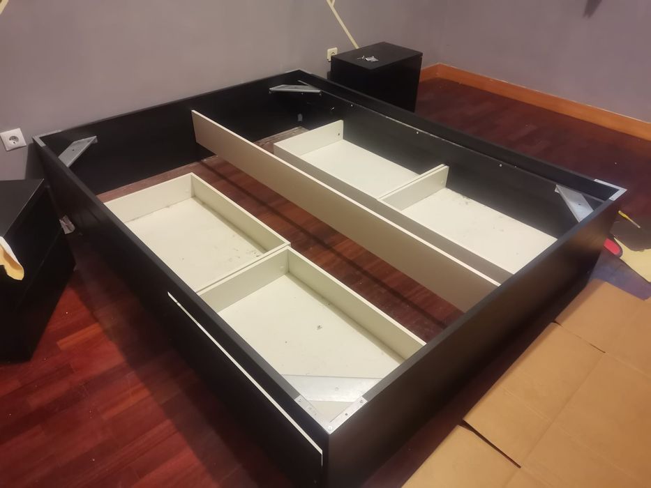 Cama de casal preta com arrumação