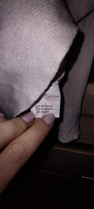 Biały sweter z ozdobnymi ramionami r.L
