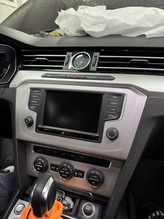 Екран  мультимедіа на Passat B8 з рамкою