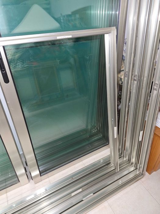 Janela e portas em aluminio, incluindo caixilharia (excelente estado)