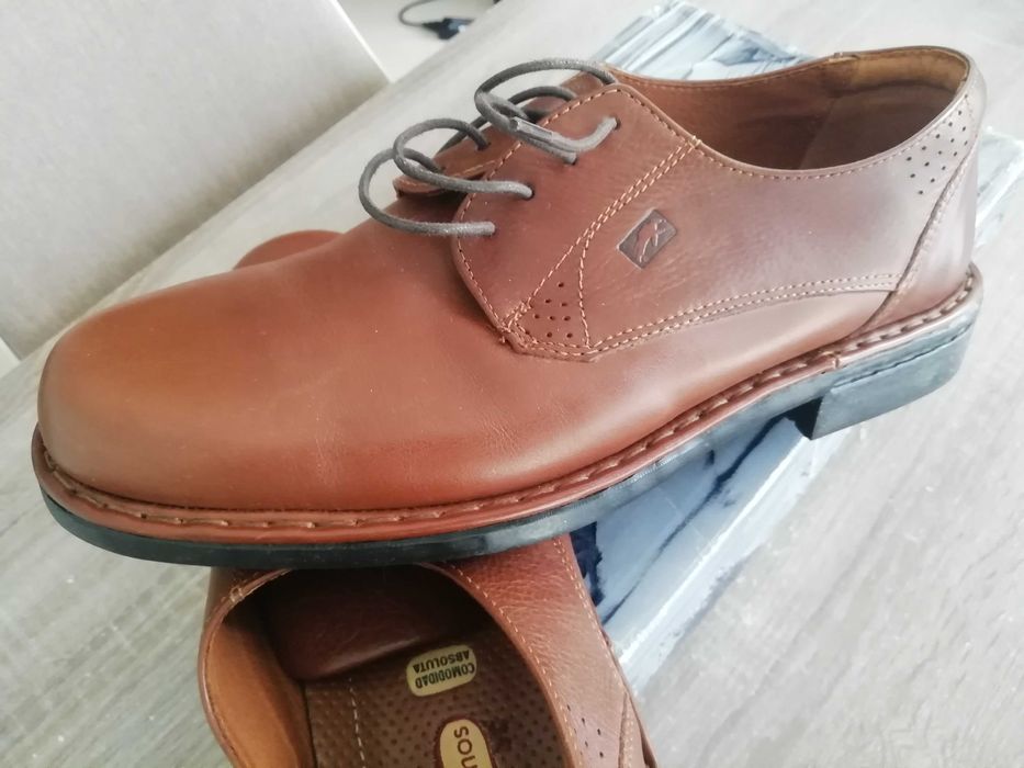 Sapatos novos em pele, fluchos