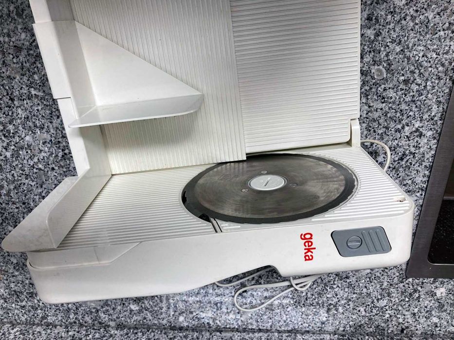 Fiambreira Elétrica Geka - Compacta e Funcional