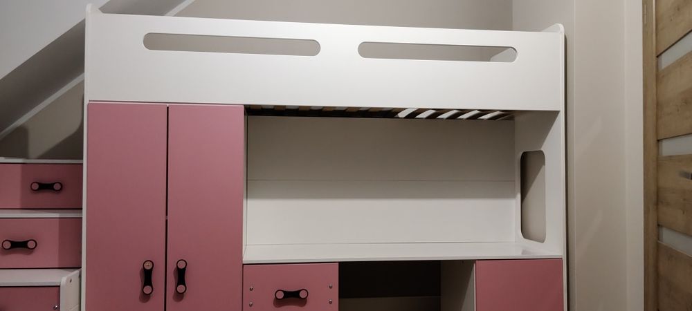 Łózko piętrowe ze schodkami