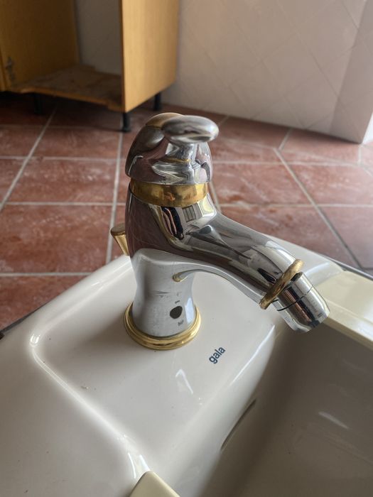 Bidé da marca Gala com torneira