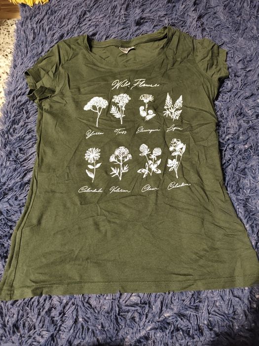 Ciemnozielona koszulka z kwiatkami