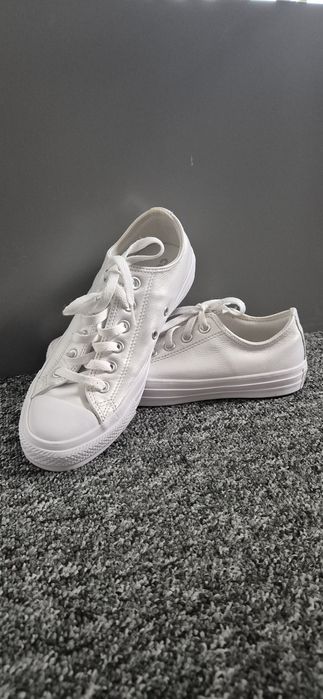 Białe skórzane trampki Converse