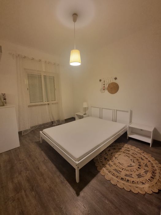 Vendo cama com estrado e mesinhas de cabeceira.