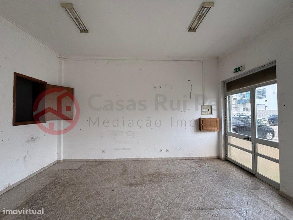 Loja em fase de aprovação para passagem a afetação de habitação, no...