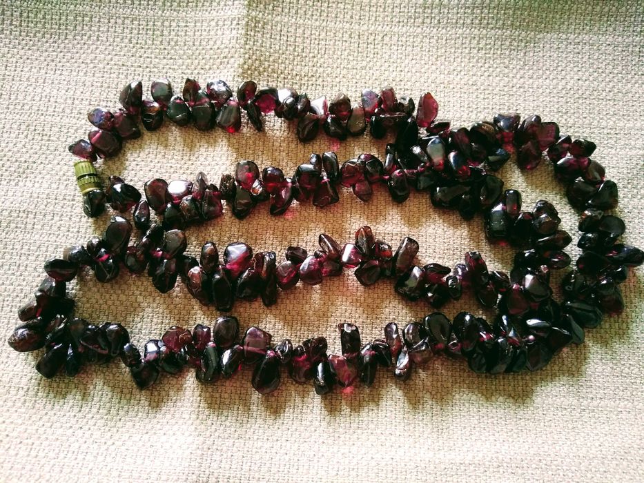 Бусы  гранат.  Золотой песок