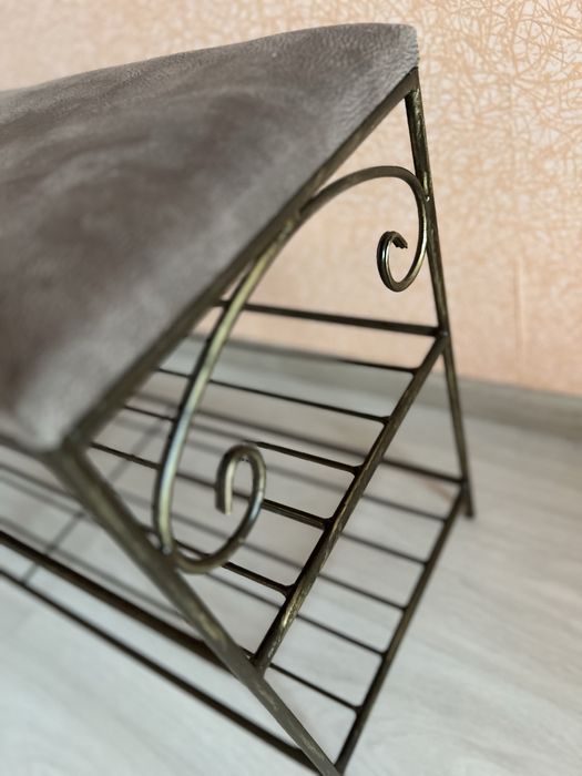 Банкетка в передпокій з полицею для взуття , кована