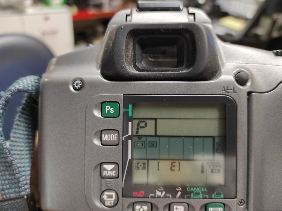 Máquina fotográfica Nikon Pronea 600i com objectiva Nikkor 24-70mm