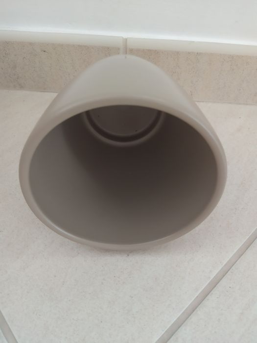 Vaso de cerâmica, cor beje, em ótimo estado.