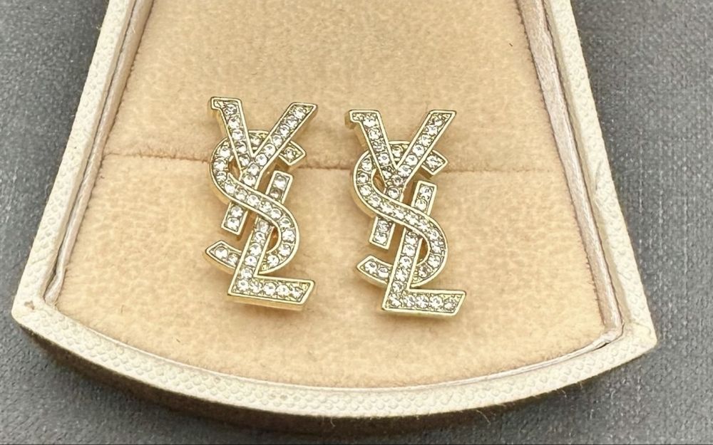 Złote kolczyki wkrętki literki cyrkonie