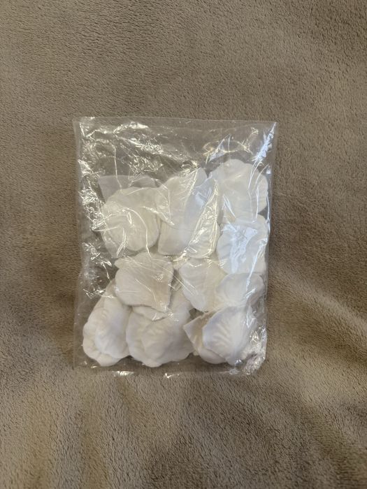 Штучні пелюстки троянди білі