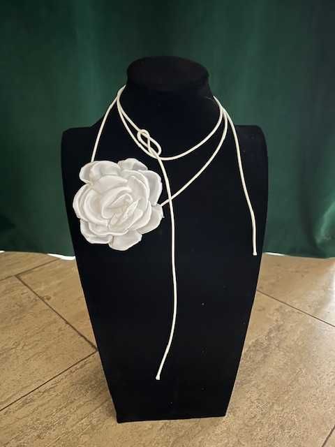 Choker kwiat wiązany na szyję na ręke