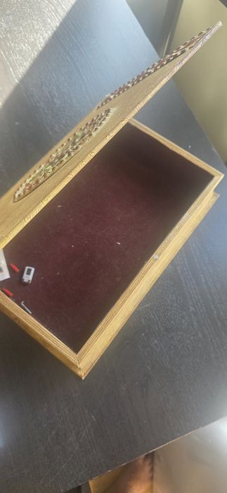 Caixa em forma de livro