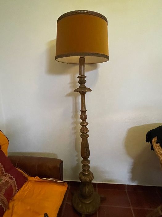 Candeeiro de pé alto em talha dourada