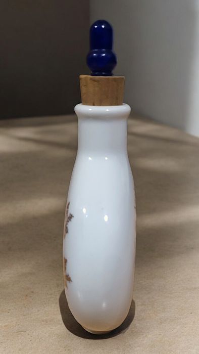 Duża porcelanowa tabakiera Bernard