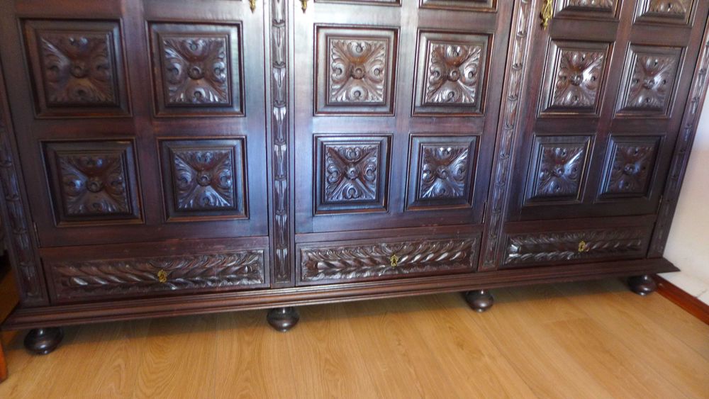 Armário grande em madeira maciça