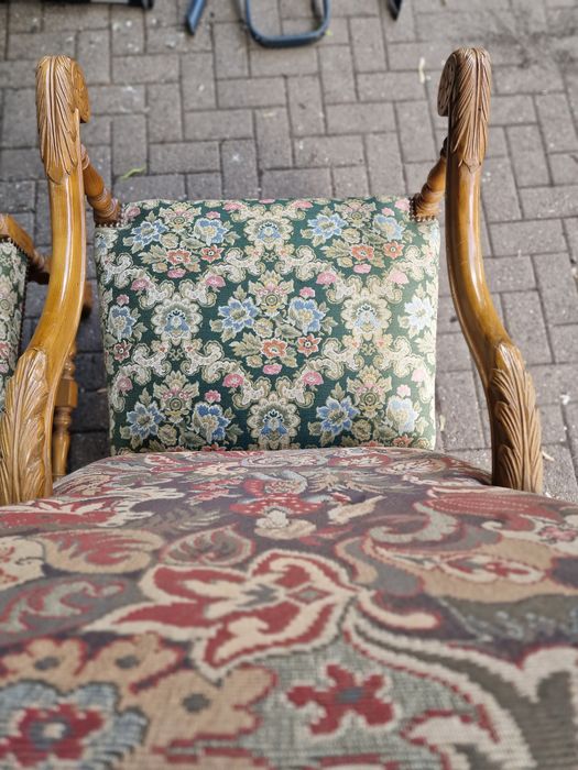 Trony bogato rzeźbione