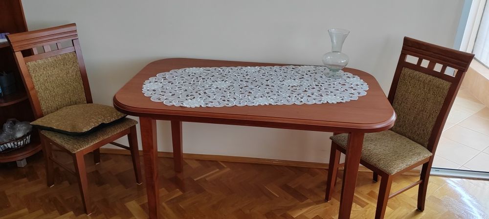 Stół z krzesłami