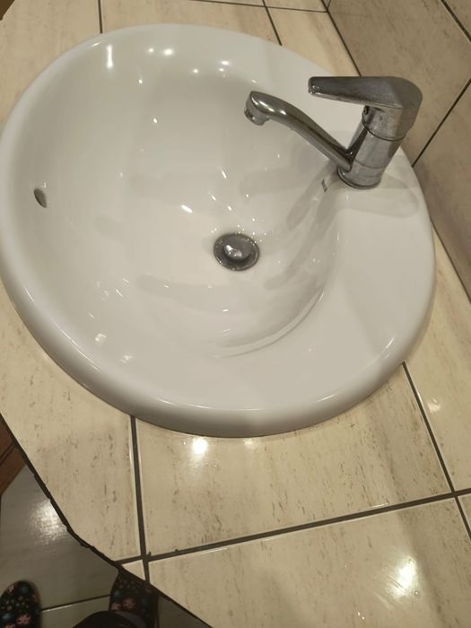 Umywalka z baterią nadblatowa