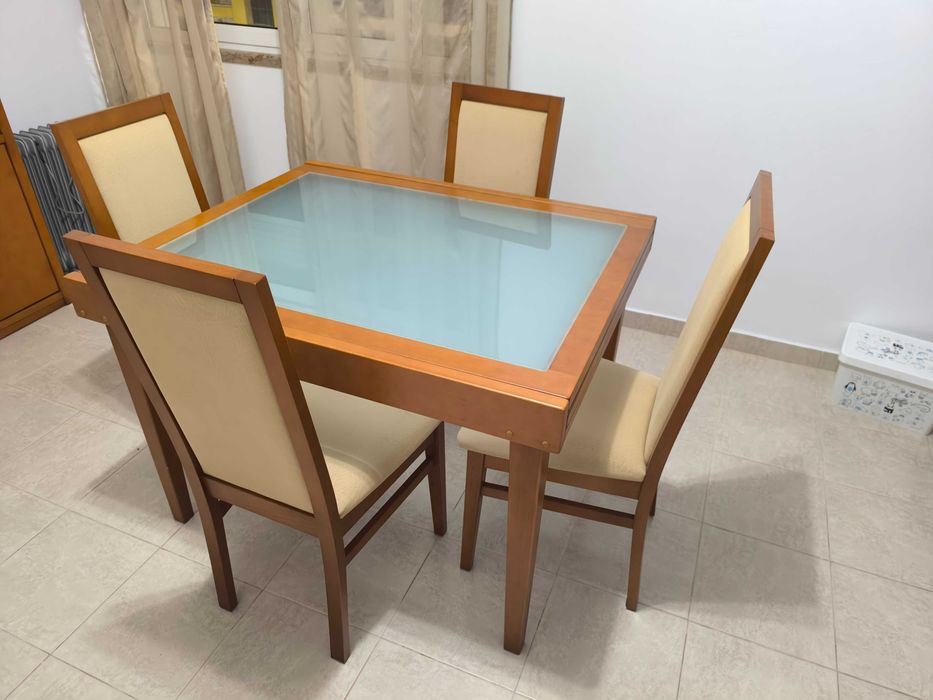 Mesa de madeira + 4 cadeiras
