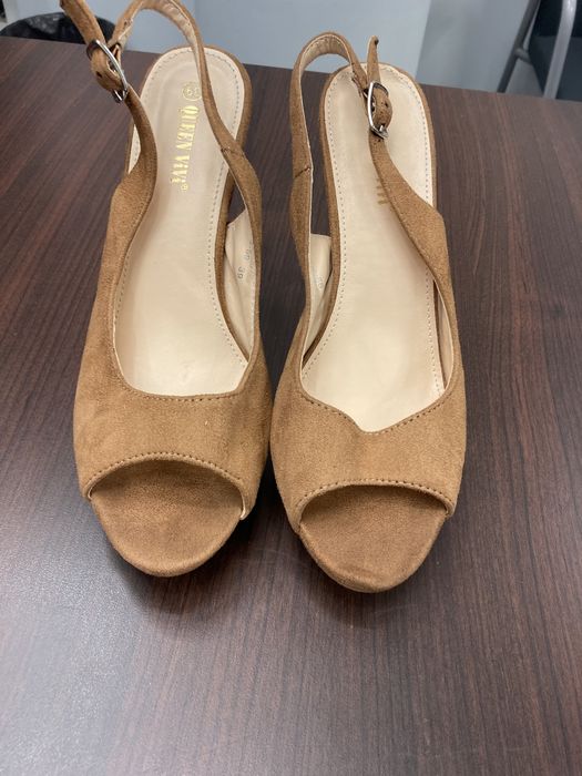 Wysokie sandałki na szpilce 39