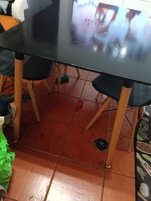 Conjunto mesa e cadeiras de plástico e madeira