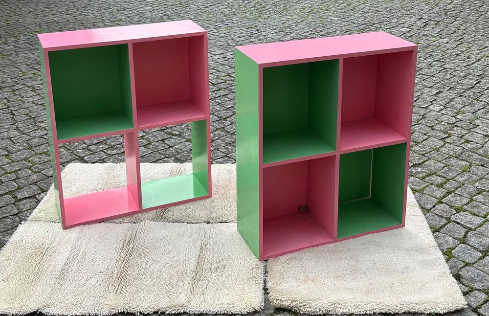 estantes coloridas de parede