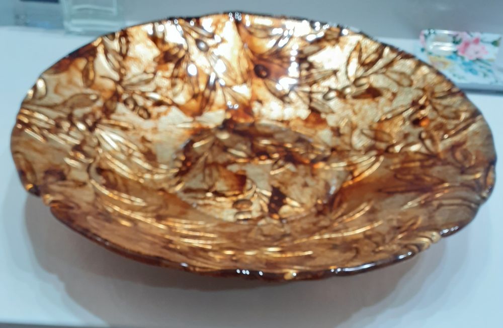 Bonita taça italiana decorativa em tons dourados e castanhos