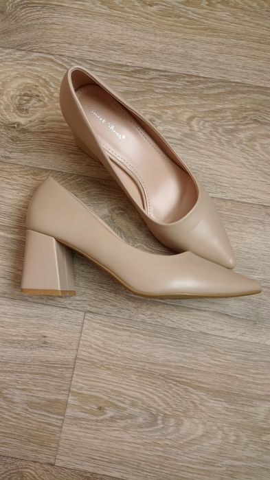 Czółenka 39 na słupku beżowe